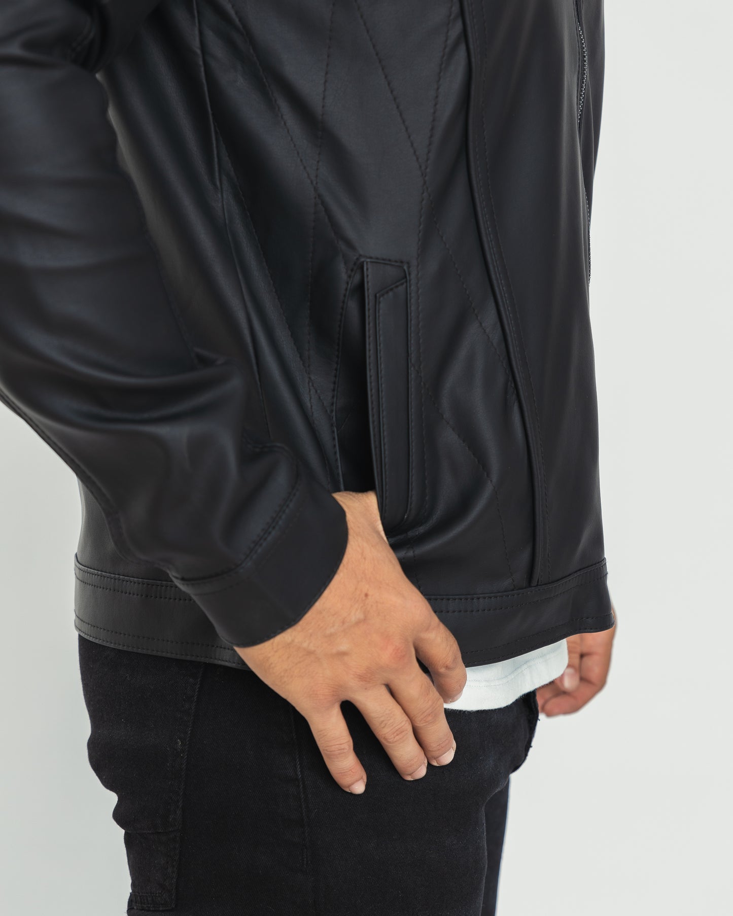 CHAQUETA PARA HOMBRE DISEÑO SESGOS COLOR NEGRO